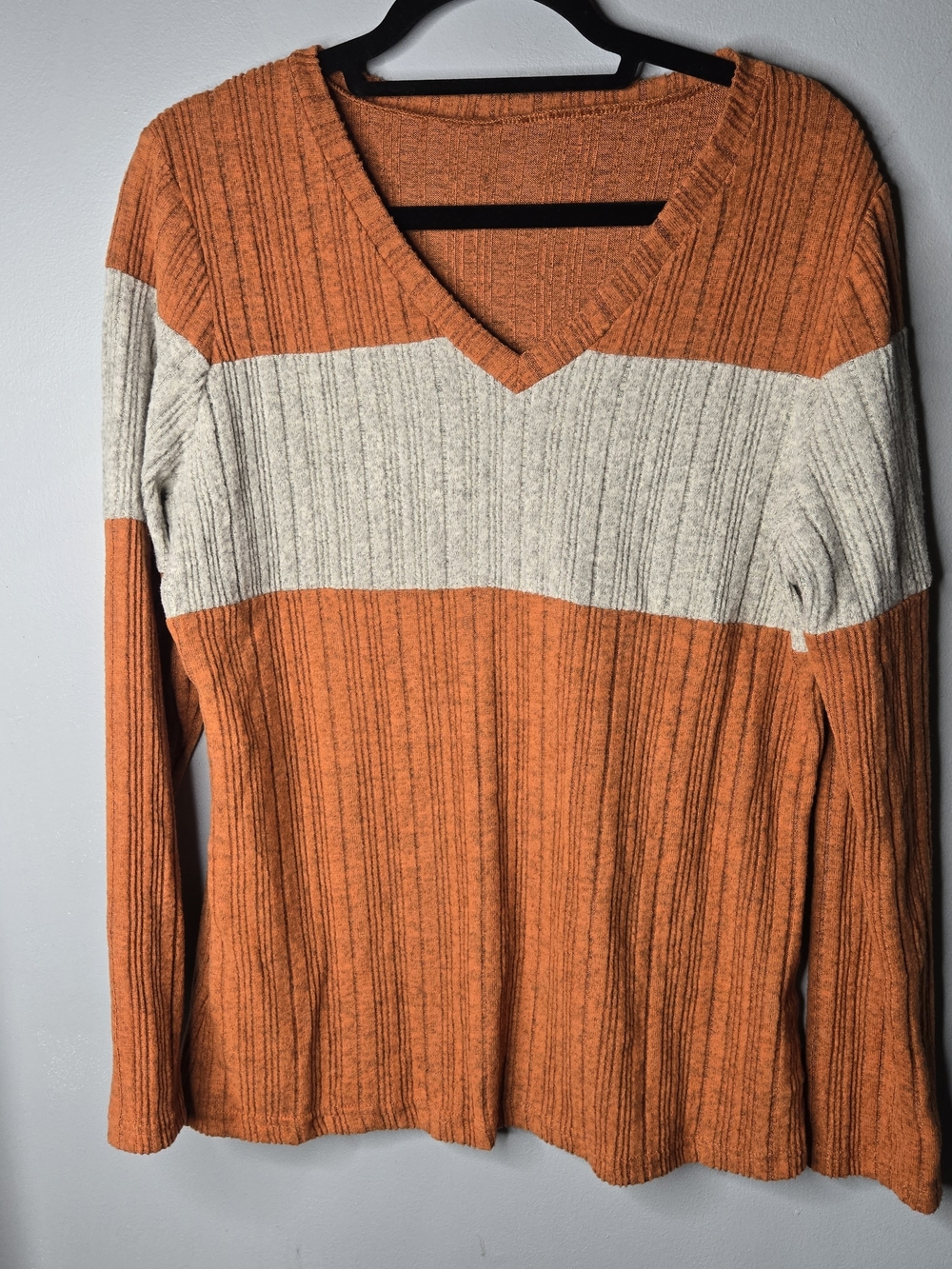 Women’s SOFT XL Rust Orange Cream Colorblock Ribbed V-Neck Long Sleeve Sweater